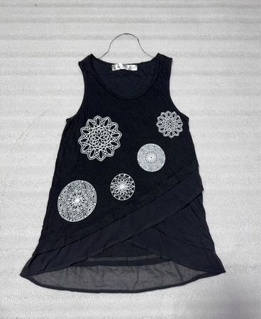 Schwarzes ärmelloses Oberteil mit Mandala-Designs