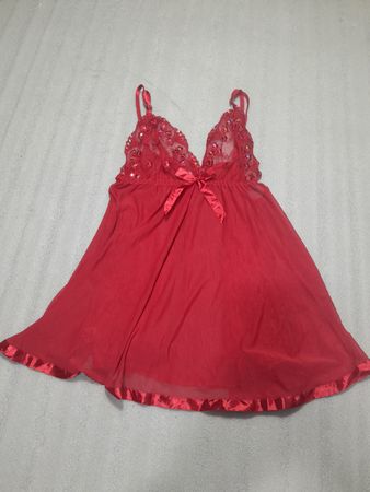 Rotes Babydoll-Dessous mit Spitze und Pailletten