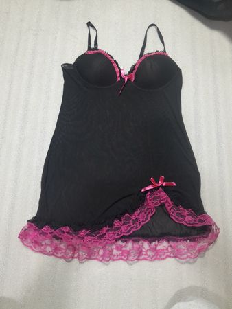 Nie nackt schwarzes und pinkes Spitzen-Babydoll
