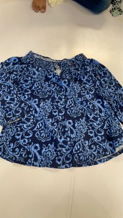 Blaue Blumenmuster-Bluse