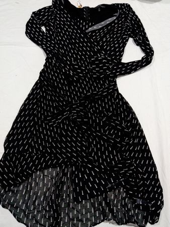 Schwarzes Kleid mit weißen Punkten