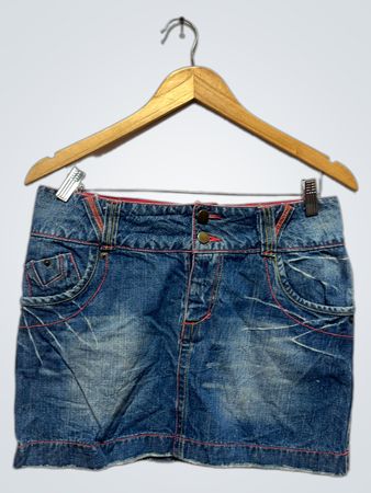 Gonna in denim con cuciture rosse