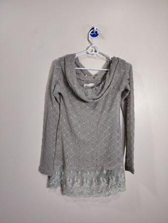 Un pull en gris avec dentelle A Reve