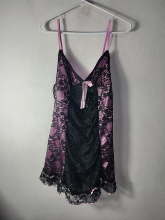Babydoll de encaje negro y morado