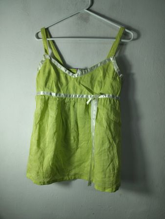 Top sin mangas verde lima con borde blanco