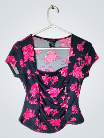 Top fruncido con estampado de rosas negras y rosas rosas Legion Rose