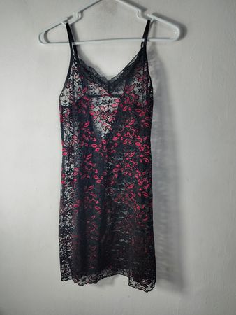 Robe nuisette en dentelle noire et rose