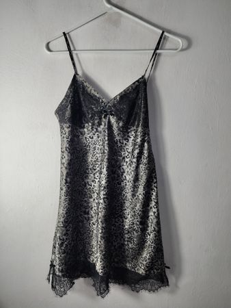 Robe portefeuille à imprimé léopard avec bord en dentelle