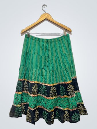Falda verde en capas con estampado floral negro y dorado