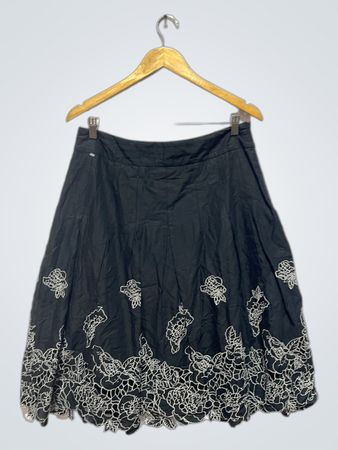 白い花の刺繍が施された黒いスカート