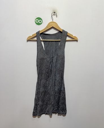 Camisa de tirantes gris con estampado de serpiente