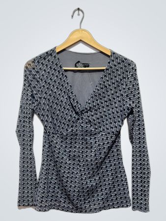 New York & Company Damen Langarmbedrucktes V-Ausschnitt-Oberteil