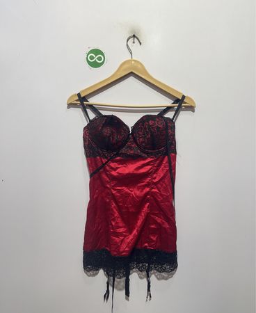 Top de corsé rojo y negro de encaje de Frederick's of Hollywood