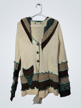 Gilet à capuche tricoté crème et marron avec garniture décorative