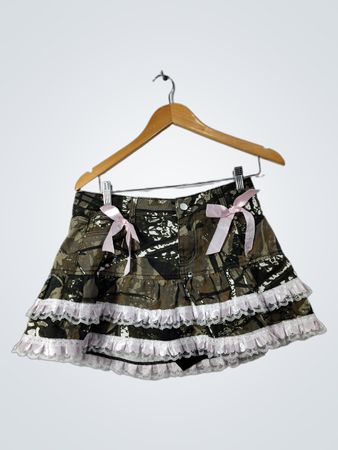 Mini gonna a balze in camouflage con fiocchi rosa