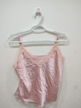 Camisole de satén rosa con encaje