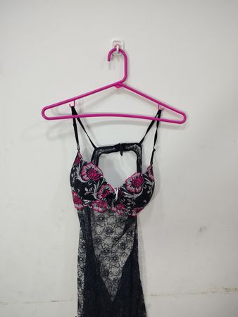 Les lingerie en dentelle noire avec broderie florale rose