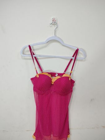 Babydoll à pois roses avec des bordures jaunes