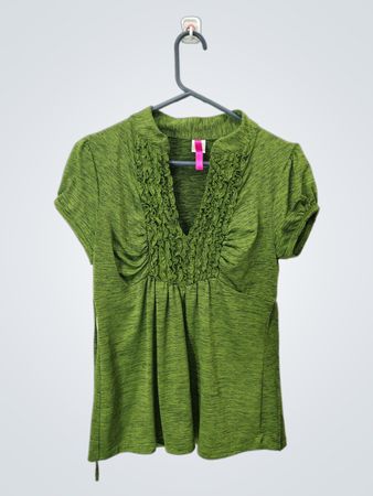 Grünes Rüschenshirt mit V-Ausschnitt