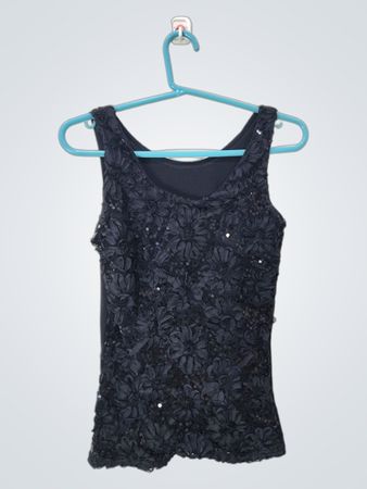 Top de tank floral com paetês pretos