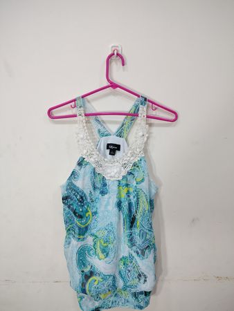 canotta a stampa paisley iz byer con bordo all'uncinetto