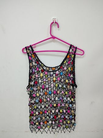 Débardeur en crochet avec des appliqués colorés