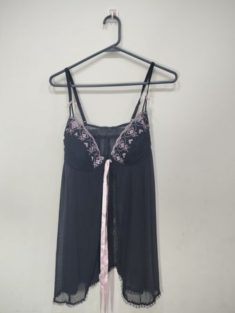 Babydoll de malla negra con ribete rosa