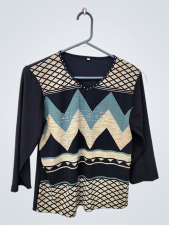 Blusa Negra con Patrón Geométrico y Adornos