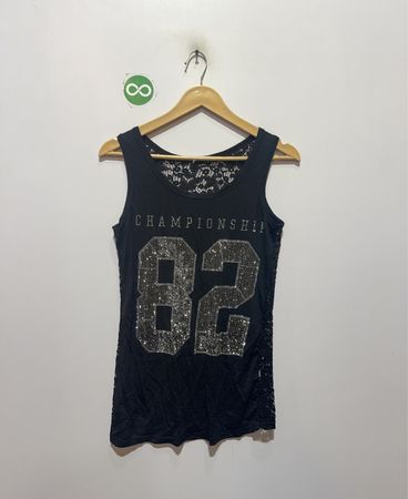 Schwarzes Tanktop mit "CHAMPIONSHIP 82" Grafik und Spitzendetails