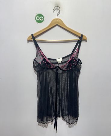 Babydoll de malla negra Secret Treasures con ribete rosa