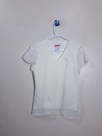 Bees Women's White Beaded Floral Short Sleeve V-Neck Top