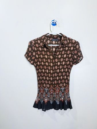 Blusa de manga corta plisada con estampado marrón APT 9