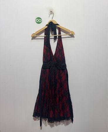 Rotes und schwarzes Spitzen-Halterkleid