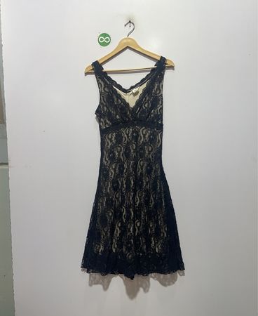 Studio Y Schwarzes Spitzen-V-Ausschnitt-Kleid