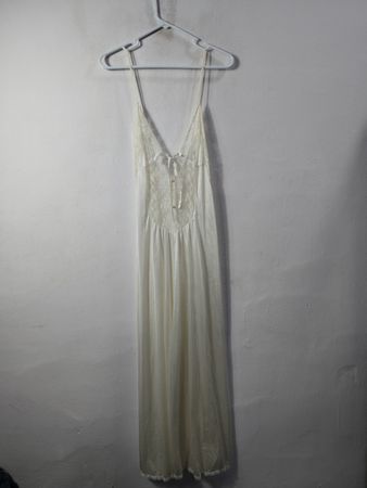 Vestido de seda com renda branca