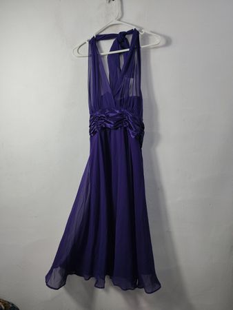 Vestido Chiffon Roxo com Decote Halter e Cintura Plissada da Connected Apparel