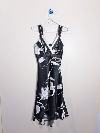 Robe midi imprimée florale noire POMY
