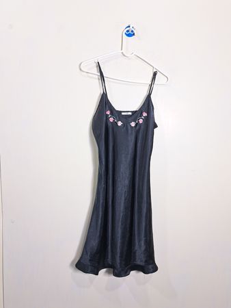 Schwarzes Slipkleid mit rosa floralem Stickerei