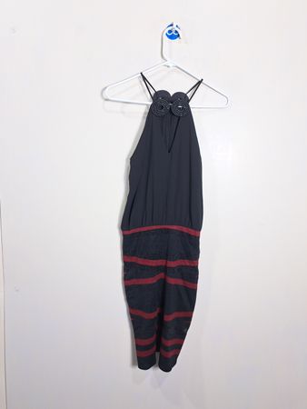 Robe noire à bretelles avec rayures rouges