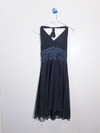 Schwarzes Neckholderkleid
