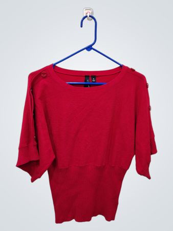 Suéter Willi Smith Red Batwing com Detalhe de Botão