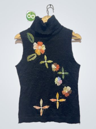 Loulou Schwarzer Ärmelloser Rollkragenpullover mit Blumenapplikationen