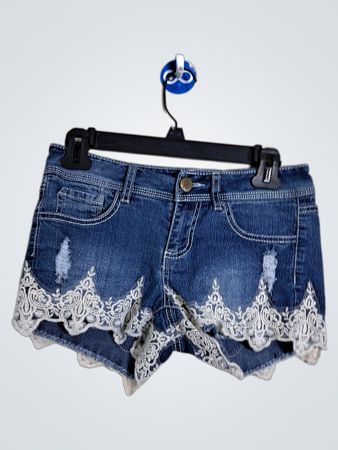 Shorts en denim avec bordure en dentelle blanche