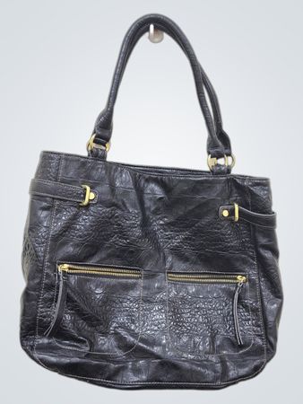 Bolsa Tote em Couro Sintético Preto com Acentos Dourados