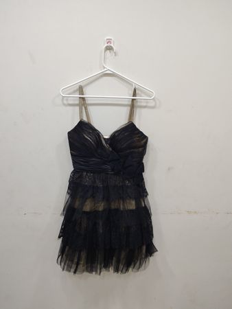 Vestido de Renda em Camadas Preto e Dourado Dave & Johnny