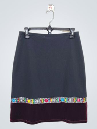 Une black skirt with embroidered hem