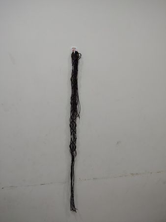 Fil Noir Suspendu au Mur