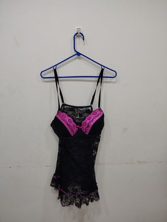 JUST SEXY LINGERIE Nuisette en dentelle noire avec des bordures roses