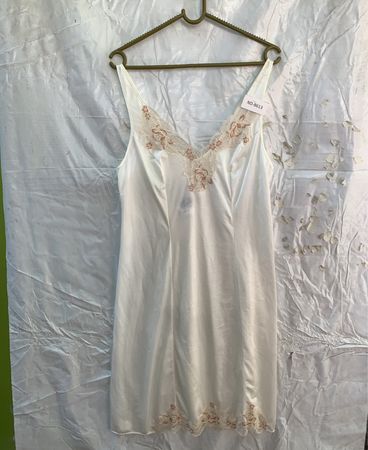 Slipkleid mit weißer Spitzenborte