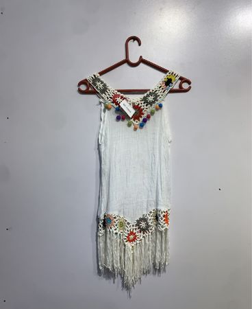 White sleeveless top with crochet neckline and hem with fringe